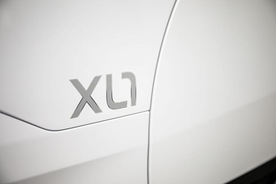 Логотип Volkswage XL1 2015 года  (фото 3 из 20)